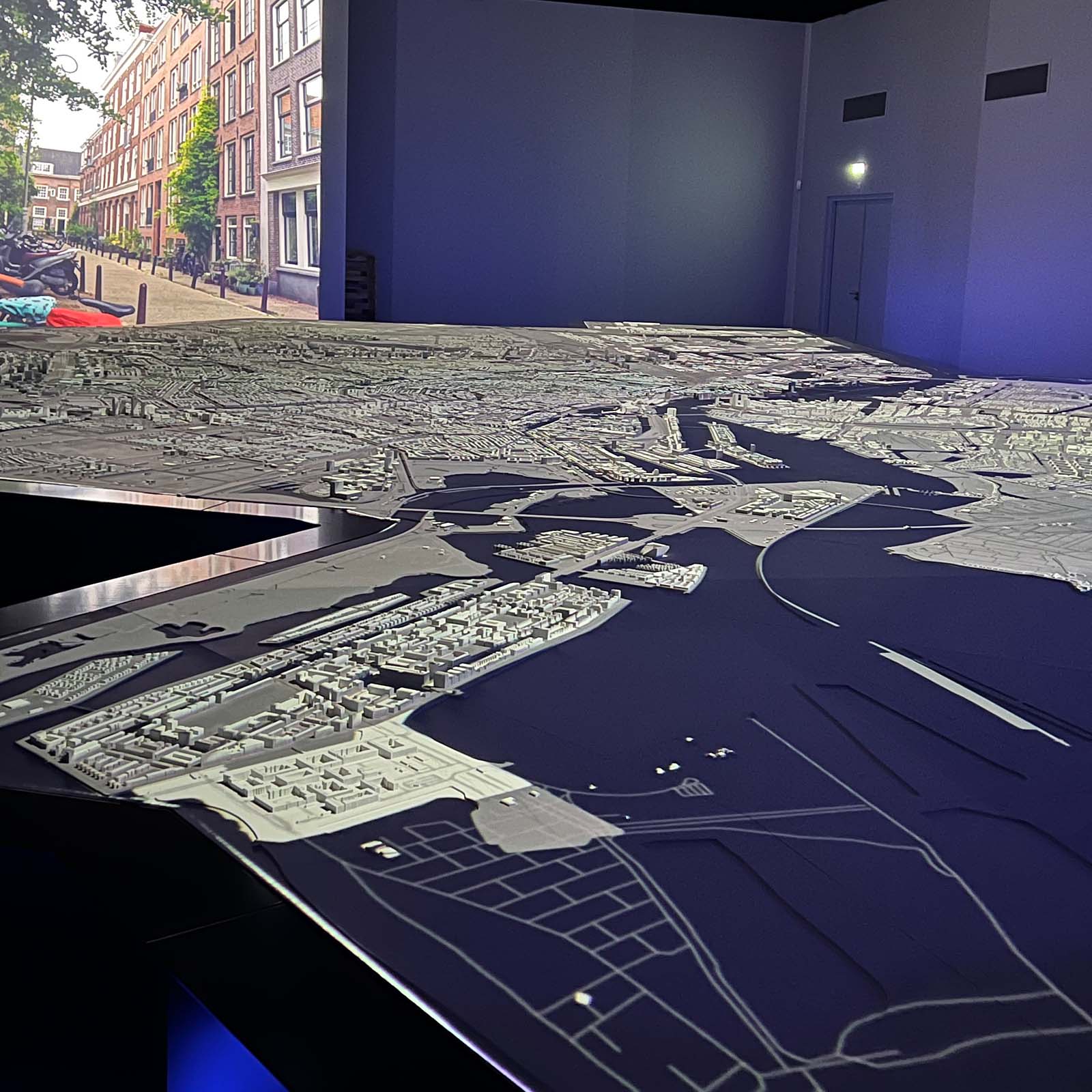 Zie de ontwikkeling van de stad via een multimediale maquette